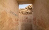 Une tombe vieille de 4300 ans, découverte récemment à Saqqarah sur une photo publiée le 8 septembre 2026. (Crédit : Ministère égyptien du Tourisme et des Antiquités)