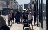 Un passant identifié comme Patrick Anthony dans une rue de Brighton en train de crier "this is my human shield" en parlant de son bébé dans la poussette, en septembre 2026. (Crédit : capture d'écran X)