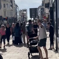 Un passant identifié comme Patrick Anthony dans une rue de Brighton en train de crier "this is my human shield" en parlant de son bébé dans la poussette, en septembre 2026. (Crédit : capture d'écran X)