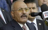 Sur cette photo datée du 24 août 2017, l'ancien président yéménite Ali Abdullah Saleh prend la parole lors d'une cérémonie célébrant le 35e anniversaire de la fondation du Parti de la Conférence populaire, à Sanaa, au Yémen. (Crédit : AP Photo/Hani Mohammed, archives)