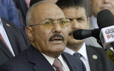 Sur cette photo datée du 24 août 2017, l'ancien président yéménite Ali Abdullah Saleh prend la parole lors d'une cérémonie célébrant le 35e anniversaire de la fondation du Parti de la Conférence populaire, à Sanaa, au Yémen. (Crédit : AP Photo/Hani Mohammed, archives)
