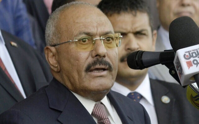 Sur cette photo datée du 24 août 2017, l'ancien président yéménite Ali Abdullah Saleh prend la parole lors d'une cérémonie célébrant le 35e anniversaire de la fondation du Parti de la Conférence populaire, à Sanaa, au Yémen. (Crédit : AP Photo/Hani Mohammed, archives) Sur cette photo datée du 24 août 2017, l'ancien président yéménite Ali Abdullah Saleh prend la parole lors d'une cérémonie célébrant le 35e anniversaire de la fondation du Parti de la Conférence populaire, à Sanaa, au Yémen. (Crédit : AP Photo/Hani Mohammed, archives)