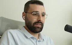Le photojournaliste palestinien Motaz Azaiza, dans le podcast « Taqarrab » publié le 3 septembre 2026. (Crédit : Capture d’écran Ahmad Biqawi/YouTube)