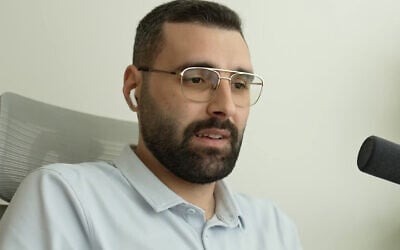 Le photojournaliste palestinien Motaz Azaiza, dans le podcast « Taqarrab » publié le 3 septembre 2026. (Crédit : Capture d’écran Ahmad Biqawi/YouTube)