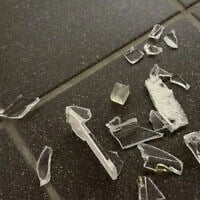 Des bris d’une mezouza, arrachée de la porte d’un logement étudiant de l'Université Wilfrid Laurier, au Canada, pendant la fête de Rosh HaShana (11-13 septembre 2026). (Crédit : Rabbin Moshe Goldman)