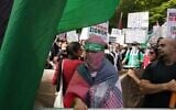 Un manifestant anti-Israël portant un bandeau du Hamas près de l'Assemblée générale des Nations unies, à New York, le 23 septembre 2025. (Crédit : Luke Tress/Times of Israel)