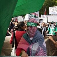 Un manifestant anti-Israël portant un bandeau du Hamas près de l'Assemblée générale des Nations unies, à New York, le 23 septembre 2025. (Crédit : Luke Tress/Times of Israel)