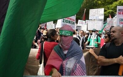 Un manifestant anti-Israël portant un bandeau du Hamas près de l'Assemblée générale des Nations unies, à New York, le 23 septembre 2025. (Crédit : Luke Tress/Times of Israel)