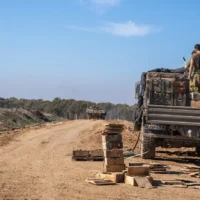 Des soldats de l'armée israélienne à l'extérieur du poste militaire de Paga, à la frontière avec la bande de Gaza, le 15 décembre 2023. (Crédit : Emanuel Fabian/Times of Israel)
