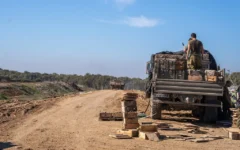 Des soldats de l'armée israélienne à l'extérieur du poste militaire de Paga, à la frontière avec la bande de Gaza, le 15 décembre 2023. (Crédit : Emanuel Fabian/Times of Israel)