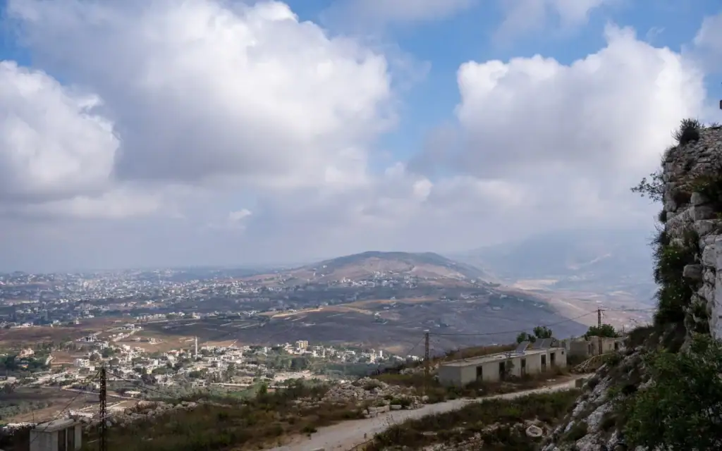 Une vue sur la crête d’Ali Taher depuis le château de Beaufort, dans le sud du Liban, le 7 juillet 2026. (Crédit : Emanuel Fabian/Times of Israel)