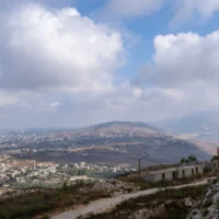 VUne ve sur la crête d’Ali Taher depuis le château de Beaufort, dans le sud du Liban, le 7 juillet 2026. (Crédit: Emanuel Fabian/Times of Israel)
