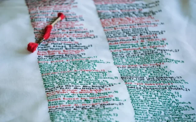 Un détail de la tapisserie Stitch Their Names, sur laquelle figurent les 16 800 noms des personnes tuées lors de la guerre entre Israël et le Hamas, tirés du registre du ministère de la Santé de Gaza, dirigé par le Hamas, sur une photo non datée. (Crédit : Projet Stitch Their Names)