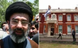Mojtaba Khamenei, fils du dirigeant suprême iranien tué Ayatollah Ali Khamenei, assiste à une manifestation à l'occasion de la journée de Jérusalem à Téhéran, le 31 mai 2019. (Saeid Zareian/DPA/Reuters) ; L'ambassade d'Israël au Royaume-Uni à Kensington, dans l'ouest de Londres, le 23 mars 2010. (AP/Lefteris Pitarakis)