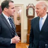 Brett McGurk, responsable de la Maison Blanche, et le vice-président américain Joe Biden (à gauche) sur une photo non datée. (Crédit : Brett McGurk/X)