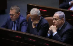 Les ministres Gilad Erdan (à gauche) et Moshe Kahlon (au centre), aux côtés du Premier ministre Benjamin Netanyahu, à la Knesset, le 20 mai 2019. (Crédit : Noam Revkin Fenton/Flash90)