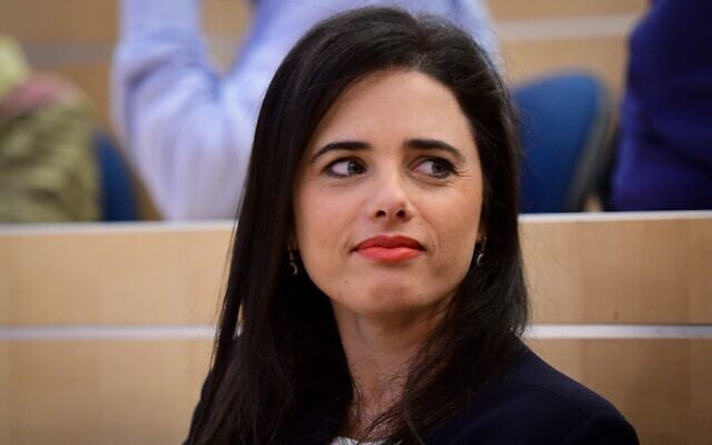 Ayelet Shaked assistant à la cérémonie de Yom HaShoah - Jour de commémoration de la Shoah - en hommage au survivant de la Shoah Meïr Grant, à Herzliya, le 27 janvier 2020. (Crédit : Avshalom Sassoni/Flash90)