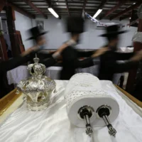 Photo d'illustration : des juifs ultra-orthodoxes dansent lors des célébrations de Simchat Torah, le 10 octobre 2020 (Crédit: David Cohen/Flash90)