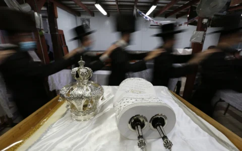 Photo d'illustration : des juifs ultra-orthodoxes dansent lors des célébrations de Simchat Torah, le 10 octobre 2020 (Crédit: David Cohen/Flash90)
