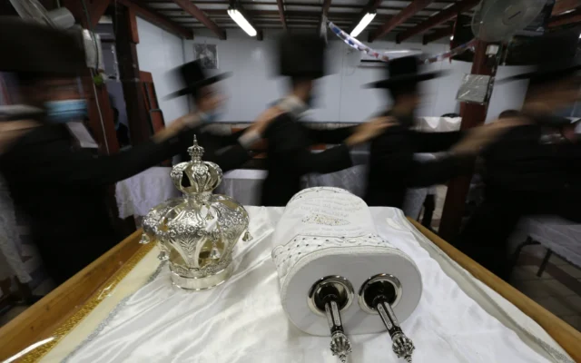 Photo d'illustration : des juifs ultra-orthodoxes dansent lors des célébrations de Simchat Torah, le 10 octobre 2020 (Crédit: David Cohen/Flash90)