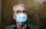 Le Pr. Arie Levine, soupçonné de multiples infractions sexuelles, comparaissant devant le tribunal de première instance de Tel Aviv, le 4 octobre 2021. (Crédit : Avshalom Sassoni/Flash90)