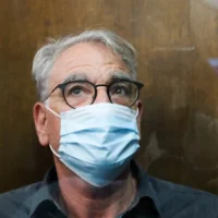 Le Pr. Arie Levine, soupçonné de multiples infractions sexuelles, comparaissant devant le tribunal de première instance de Tel Aviv, le 4 octobre 2021. (Crédit : Avshalom Sassoni/Flash90)