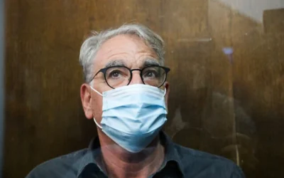 Le Pr. Arie Levine, soupçonné de multiples infractions sexuelles, comparaissant devant le tribunal de première instance de Tel Aviv, le 4 octobre 2021. (Crédit : Avshalom Sassoni/Flash90)
