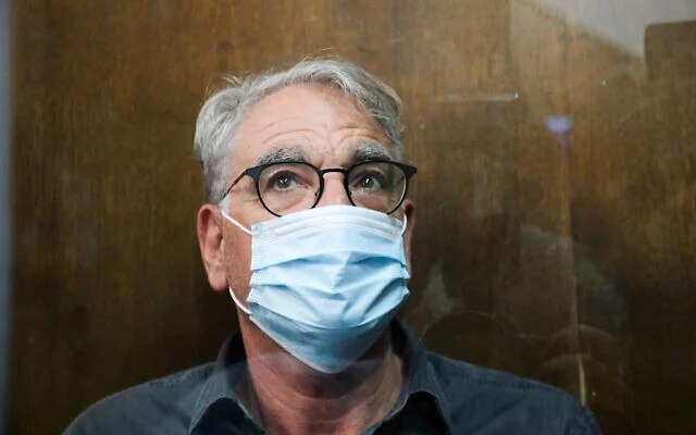 Le Pr. Arie Levine, soupçonné de multiples infractions sexuelles, comparaissant devant le tribunal de première instance de Tel Aviv, le 4 octobre 2021. (Crédit : Avshalom Sassoni/Flash90) Le Pr. Arie Levine, soupçonné de multiples infractions sexuelles, comparaissant devant le tribunal de première instance de Tel Aviv, le 4 octobre 2021. (Crédit : Avshalom Sassoni/Flash90)