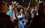 Illustration : Des internes en médecine manifestant pour de meilleures conditions de travail, à Tel Aviv, le 30 juillet 2022. (Crédit : Tomer Neuberg/Flash90)