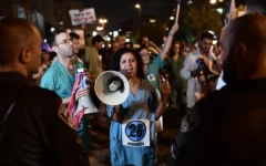 Illustration : Des internes en médecine manifestant pour de meilleures conditions de travail, à Tel Aviv, le 30 juillet 2022. (Crédit : Tomer Neuberg/Flash90)