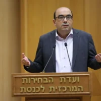Le chef de Balad, Sami Abu Shehadeh, s’exprimant lors d’une réunion de la commission centrale électorale contre l’exclusion de Balad des prochaines élections, le 29 septembre 2022. (Crédit : Yonatan Sindel/ Flash90)