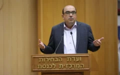 Le chef de Balad, Sami Abu Shehadeh, s’exprimant lors d’une réunion de la commission centrale électorale contre l’exclusion de Balad des prochaines élections, le 29 septembre 2022. (Crédit : Yonatan Sindel/ Flash90)