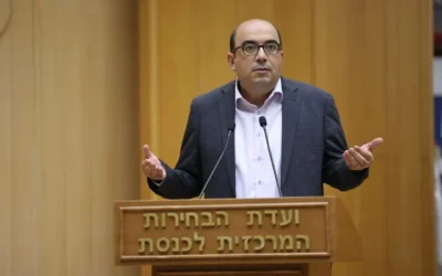 Le chef de Balad, Sami Abu Shehadeh, s’exprimant lors d’une réunion de la commission centrale électorale contre l’exclusion de Balad des prochaines élections, le 29 septembre 2022. (Crédit : Yonatan Sindel/ Flash90)