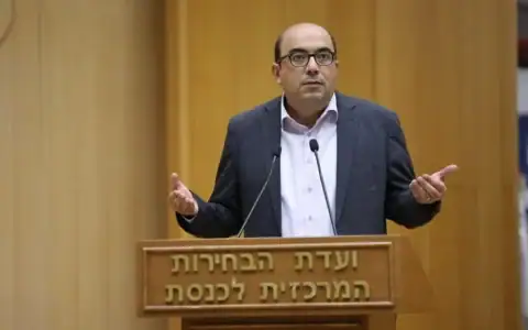 Le chef de Balad, Sami Abu Shehadeh, s’exprimant lors d’une réunion de la commission centrale électorale contre l’exclusion de Balad des prochaines élections, le 29 septembre 2022. (Crédit : Yonatan Sindel/ Flash90)
