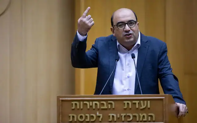 Le chef de Balad, Sami Abu Shehadeh, s’exprimant lors d’une réunion de la commission centrale électorale contre l’exclusion de Balad des prochaines élections, le 29 septembre 2022. (Crédit : Yonatan Sindel/ Flash90) Le chef de Balad, Sami Abu Shehadeh, s’exprimant lors d’une réunion de la commission centrale électorale contre l’exclusion de Balad des prochaines élections, le 29 septembre 2022. (Crédit : Yonatan Sindel/ Flash90)