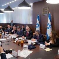 Le Premier ministre Benjamin Netanyahu présidant une réunion hebdomadaire du Conseil des ministres au bureau du Premier ministre, à Jérusalem, le 27 septembre 2023. (Crédit : Chaim Goldberg/Flash90/Archives)