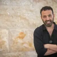 Le journaliste de la Treizième chaîne, Raviv Drucker, à la Cour suprême de Jérusalem pour l'audience consacrée au recours contre la nomination de Yulia Shamalov-Berkovich au poste de PDG de la Treizième chaîne, le 25 juillet 2024. (Crédit : Chaïm Goldberg/Flash90)