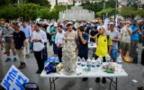 Des Israéliens priant dans un espace public lors d'une manifestation contre la décision de la municipalité de Tel Aviv d'interdire les prières avec séparation des sexes dans les espaces publics pendant Yom Kippour, sur la place Dizengoff, à Tel Aviv, le 8 août 2024. (Crédit : Avshalom Sassoni/Flash90)