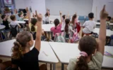 Des enfants israéliens photographiés lors de la rentrée scolaire à l’école Gabrieli Carmel de Tel-Aviv, le 1er septembre 2024. (Crédit: Avshalom Sassoni/Flash90)