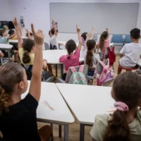 Des enfants israéliens photographiés lors de la rentrée scolaire à l’école Gabrieli Carmel de Tel-Aviv, le 1er septembre 2024. (Crédit: Avshalom Sassoni/Flash90)