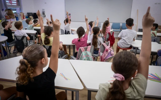 Des enfants israéliens photographiés lors de la rentrée scolaire à l’école Gabrieli Carmel de Tel-Aviv, le 1er septembre 2024. (Crédit: Avshalom Sassoni/Flash90) Des enfants israéliens photographiés lors de la rentrée scolaire à l’école Gabrieli Carmel de Tel-Aviv, le 1er septembre 2024. (Crédit: Avshalom Sassoni/Flash90)