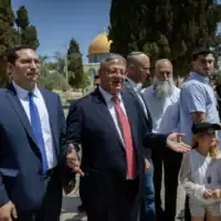 Le ministre de la Sécurité nationale Itamar Ben Gvir, le ministre Yitzhak Wasserlauf et le député Yitzhak Kroizer se rendent, à l’occasion de la Journée de Jérusalem, sur le mont du Temple, dans la Vieille Ville de Jérusalem, le 26 mai 2025. (Crédit : Yonatan Sindel/Flash90)