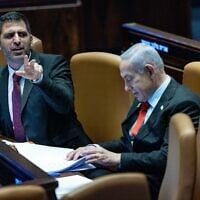 Le Premier ministre Benjamin Netanyahu et le ministre des Communications, Shlomo Karhi, assistant à un débat dit « des 40 signatures » à la Knesset, le 28 mai 2025. (Crédit : Yonatan Sindel/Flash90)