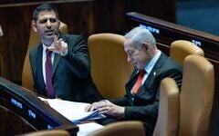 Le Premier ministre Benjamin Netanyahu et le ministre des Communications, Shlomo Karhi, assistant à un débat dit « des 40 signatures » à la Knesset, le 28 mai 2025. (Crédit : Yonatan Sindel/Flash90)