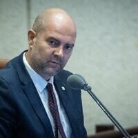 Le président de la Knesset, le député Amir Ohana, assiste à une séance plénière dans la salle de l'assemblée de la Knesset à Jérusalem, le 21 janvier 2026. (Crédit : Yonatan Sindel/Flash90)