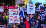 Une manifestation anti-gouvernement réclamant la mise en place d'une commission d'enquête d'État sur le pogrom perpétré par le groupe terroriste palestinien du Hamas le 7 octobre 2023, sur la Place Habima, à Tel Aviv, le 21 février 2026. (Crédit : Avshalom Sassoni/Flash90)