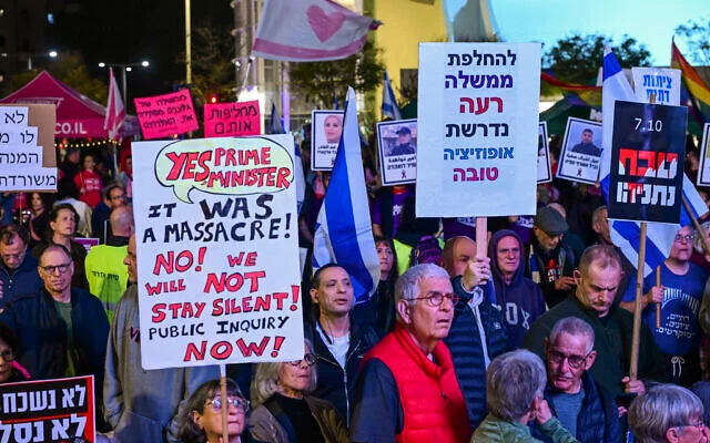 Une manifestation anti-gouvernement réclamant la mise en place d'une commission d'enquête d'État sur le pogrom perpétré par le groupe terroriste palestinien du Hamas le 7 octobre 2023, sur la Place Habima, à Tel Aviv, le 21 février 2026. (Crédit : Avshalom Sassoni/Flash90)