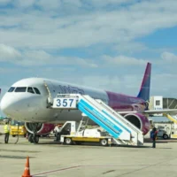 Un avion de ligne Wizz Air à l'aéroport international Ben Gurion, près de Tel Aviv, le 25 février 2026. (Crédit : Chaïm Goldberg/Flash90)