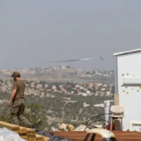 Des hommes juifs construisent des logements temporaires à partir de conteneurs maritimes dans l’avant-poste de Chavat Meir Laaretz, en Cisjordanie, le 12 mars 2026. (Dor Pazuelo/Flash90)