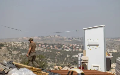 Des hommes juifs construisent des logements temporaires à partir de conteneurs maritimes dans l’avant-poste de Chavat Meir Laaretz, en Cisjordanie, le 12 mars 2026. (Dor Pazuelo/Flash90)